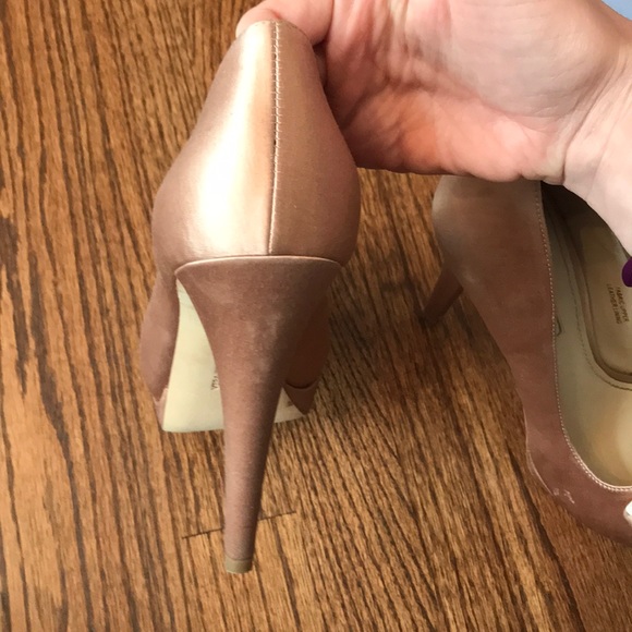 Vera Wang Lavender Heels - Picture 6 of 14